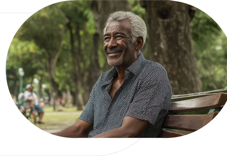 Senhor sorrindo no parque — Cemig Saúde